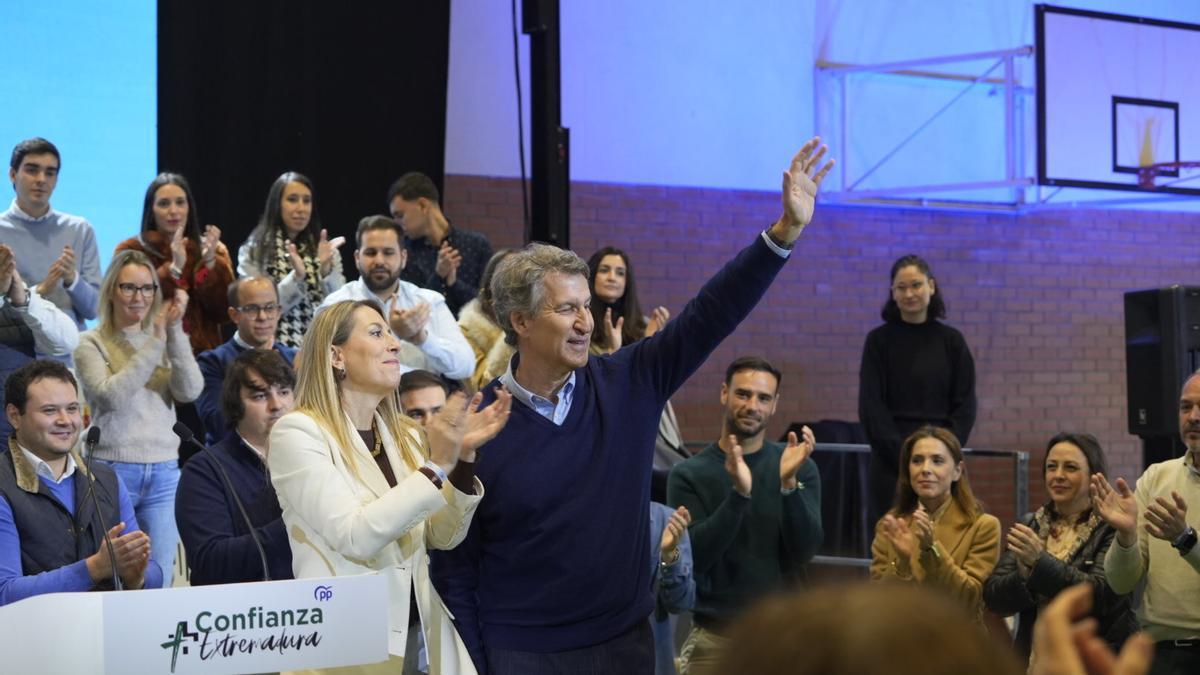 El presidente del PP, Alberto Núñez Feijóo (d), y la presidenta del PP de Extremadura y candidata a la reelección a la Presidencia de la Junta, María Guardiola (i), participan en un acto electoral