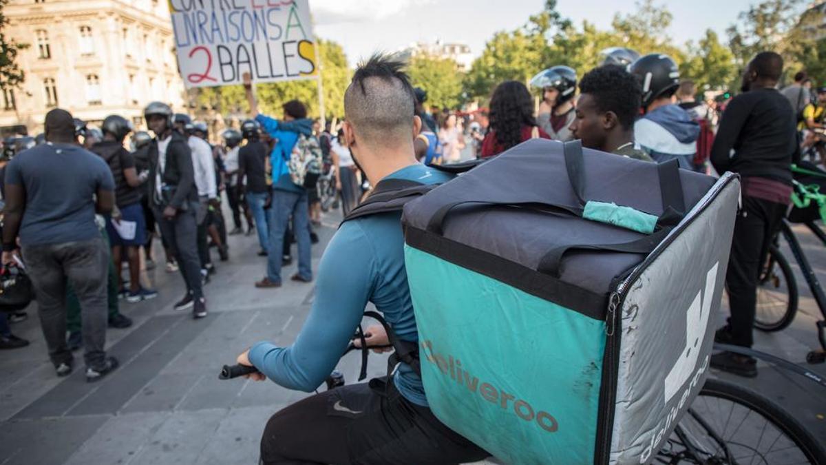 Archivo - Los repartidores de Deliveroo de París se movilizan contra las “carreras a dos pavos”.