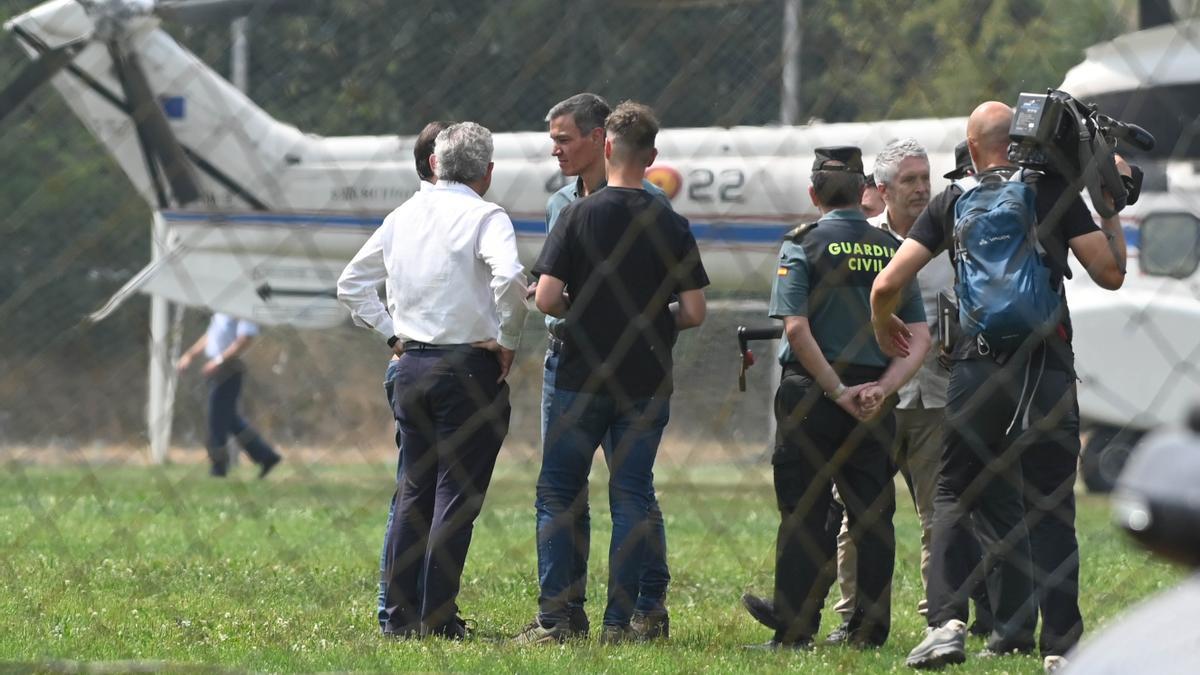 El presidente del Gobierno, Pedro Sánchez (c), este domingo a su llegada a Caboalles (León) para seguir la última hora del incendio de Orallo (León).