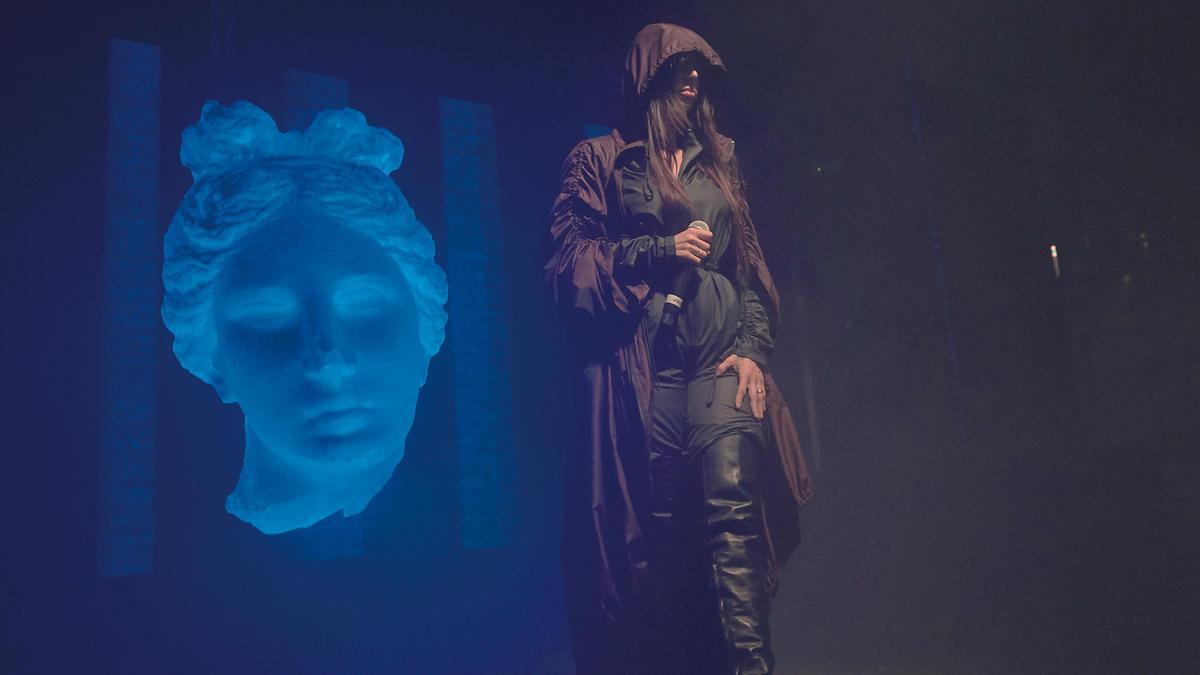 Mala Rodríguez, ataviada a lo Kanye West, en uno de sus conciertos. La artista jerezana pasó también por OnlyFans.