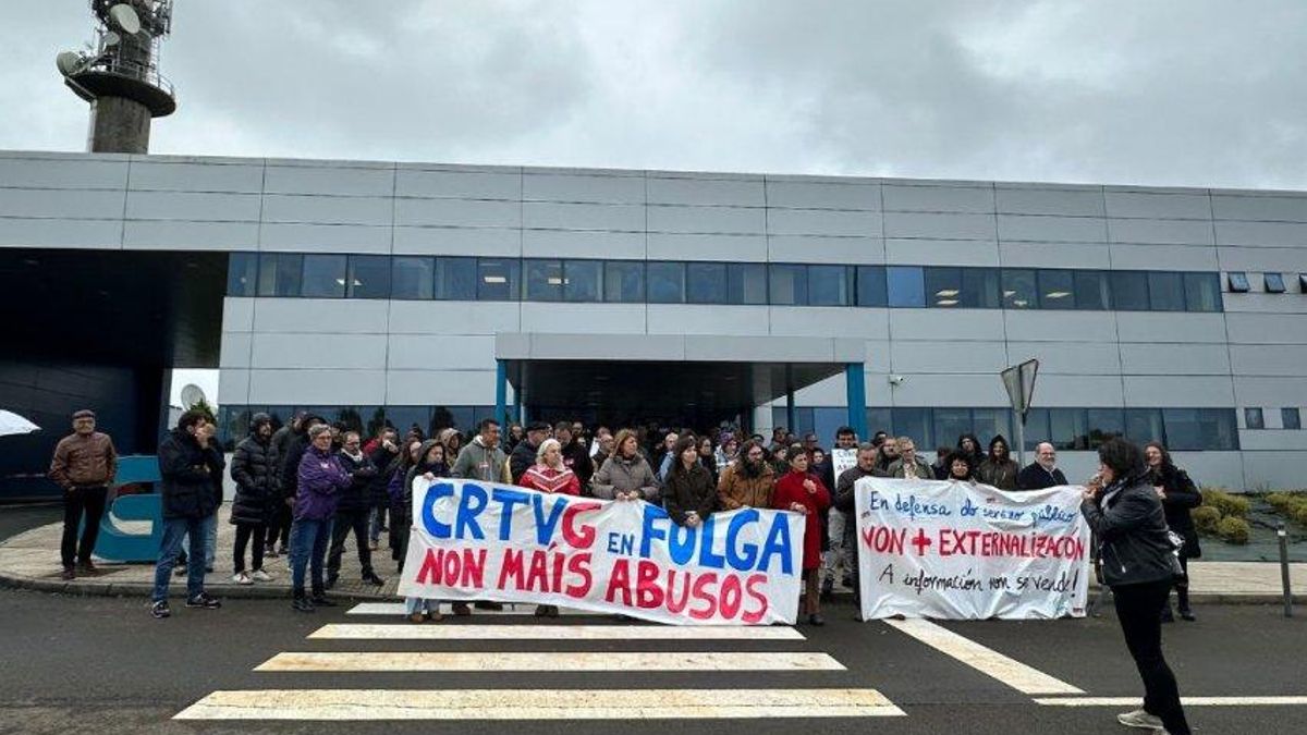 Concentración a las puertas de la sede de la CRTVG durante una jornada de huelga en 2024.