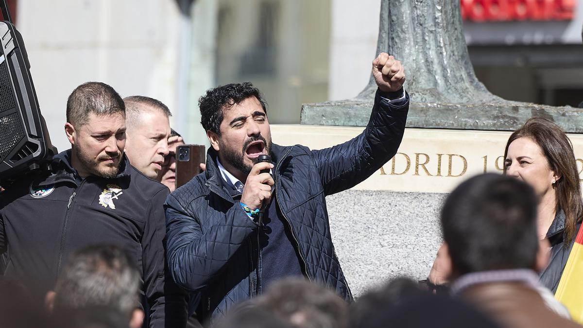 El eurodiputado y líder de Se Acabó la Fiesta (SALF), Luis 'Alvise' Pérez, interviene durante la manifestación.