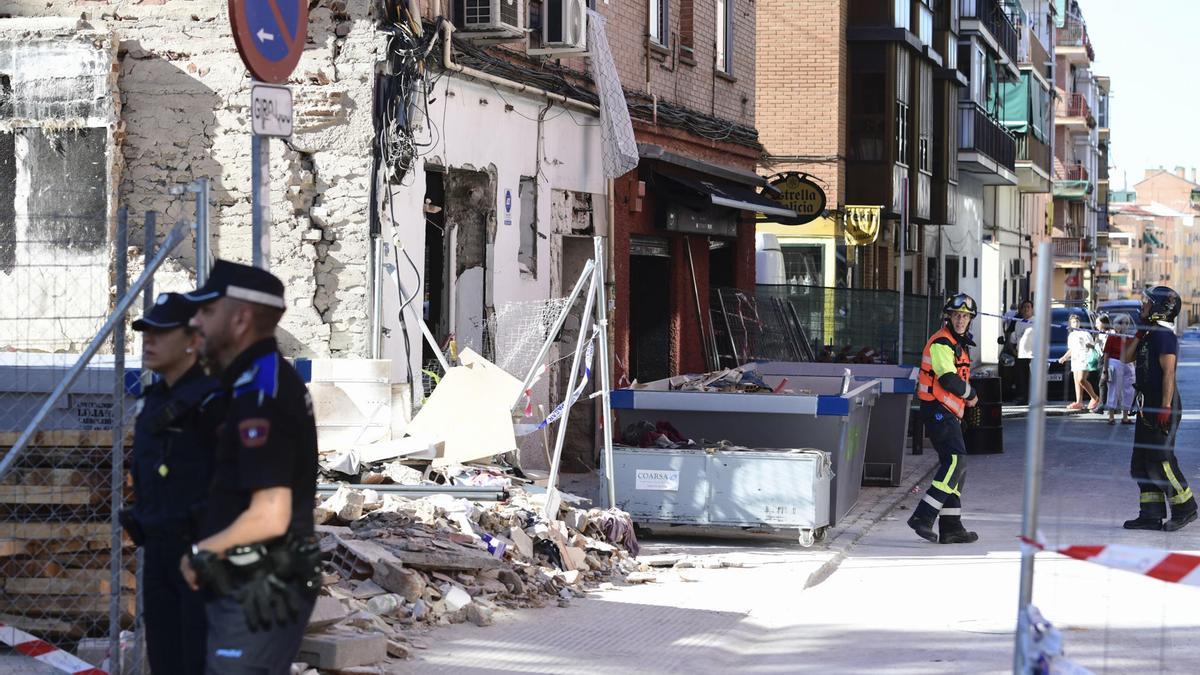 Muere un hombre por la explosión de gas en un bar de Vallecas, con al menos 25 heridos