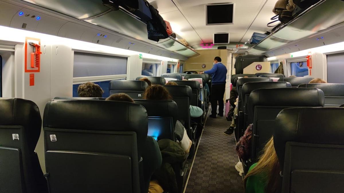 Interior de un AVE con destino a Madrid, parado en las inmediaciones de Toledo por la avería en una catenaria.