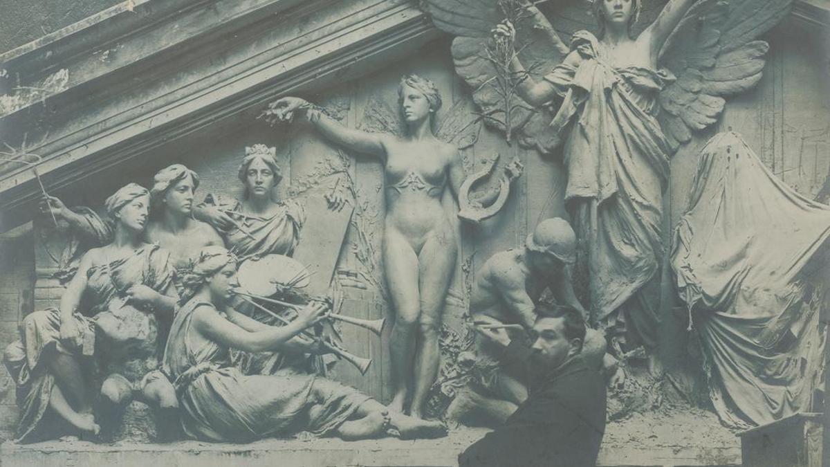 Agustín Querol modelando el frontón de la Biblioteca Nacional.