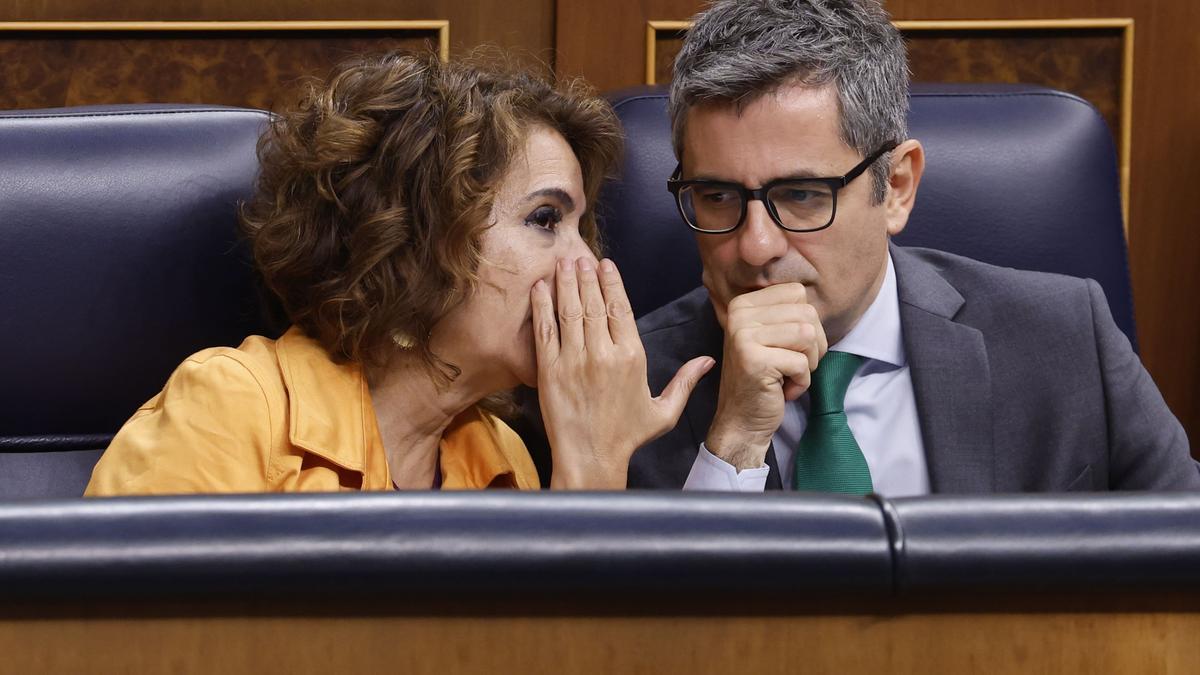 Los ministros de Hacienda y Justicia, María Jesús Montero y Félix Bolaños, conversan en el salón de plenos del Congreso.