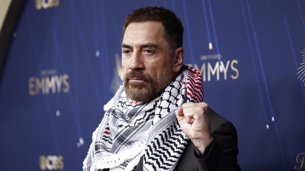 El actor español Javier Bardem lleva un keffiyeh a su llegada a la 77 ceremonia anual de los premios Emmy, celebrada en Los Ángeles, California.