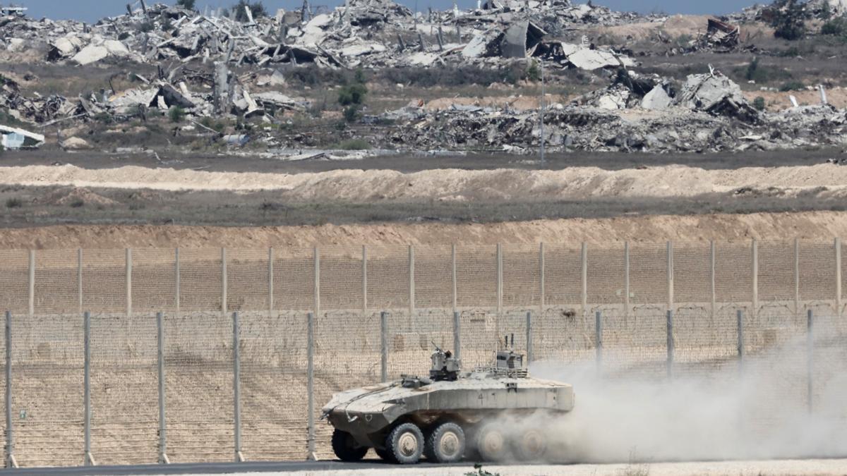 Un vehículo militar israelí maniobra a lo largo de la valla fronteriza con Gaza en el lado israelí de la frontera, en el sur de Israel, el 31 de agosto de 2025.