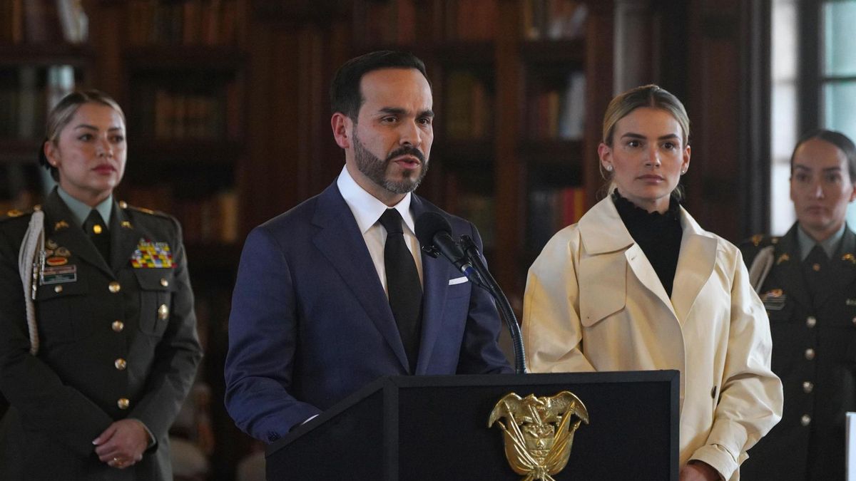 El presidente de Colombia, Abelardo de la Espriella (c-i), habla en una rueda de prensa este miércoles, en el Palacio de San Carlos en Bogotá (Colombia).