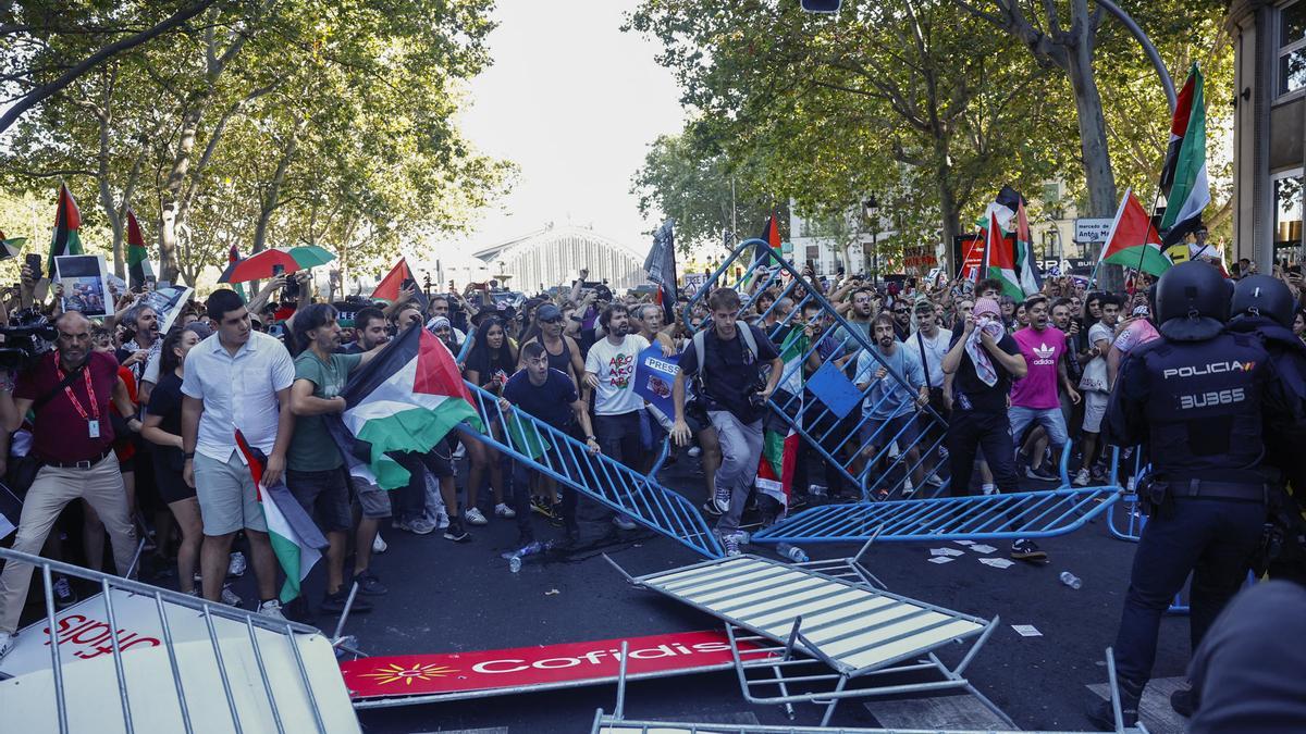Todas las imágenes de la manifestación que ha parado la última etapa de La Vuelta