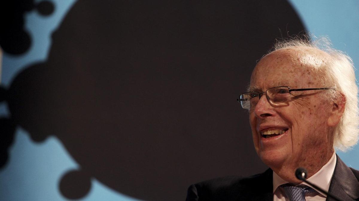 James Watson, Premio Nobel de Medicina y codescubridor, de la estructura de la molécula de ADN, durante una conferencia.