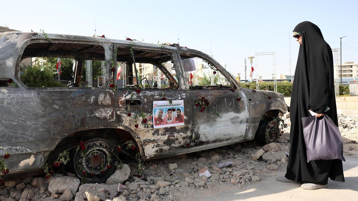 Una ambulancia destruida en Irán por un ataque israelí