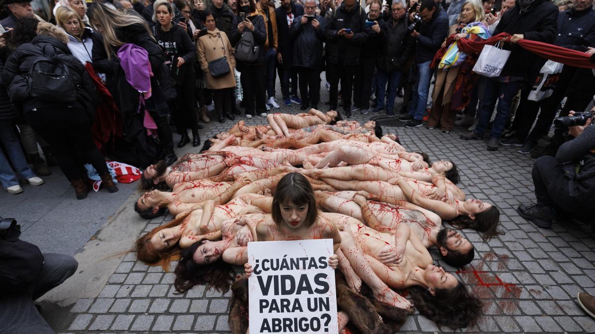 Miembros de la organización AnimaNaturalis protestan desnudos por el uso de pieles animales en la moda y exigir el cierre de las granjas peleteras, este domingo en Madrid.