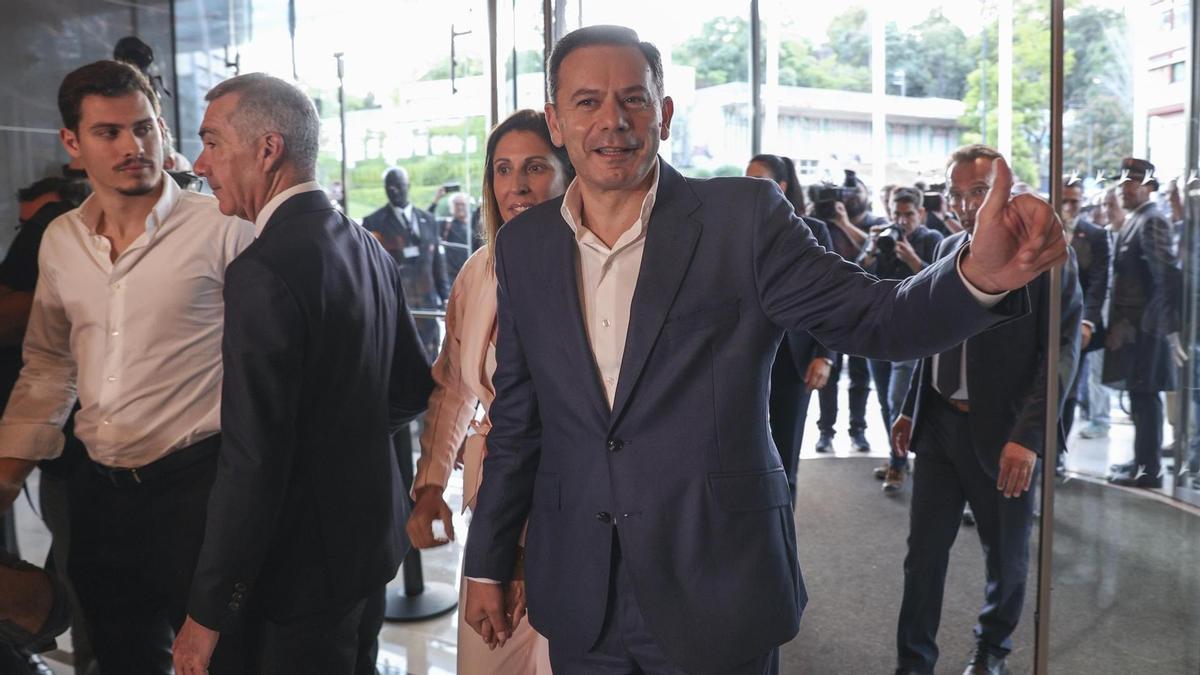 Luis Montenegro, líder de la coalición Alianza Democrática (AD) y presidente del Partido Socialdemócrata (PSD), llega a un hotel en Lisboa.