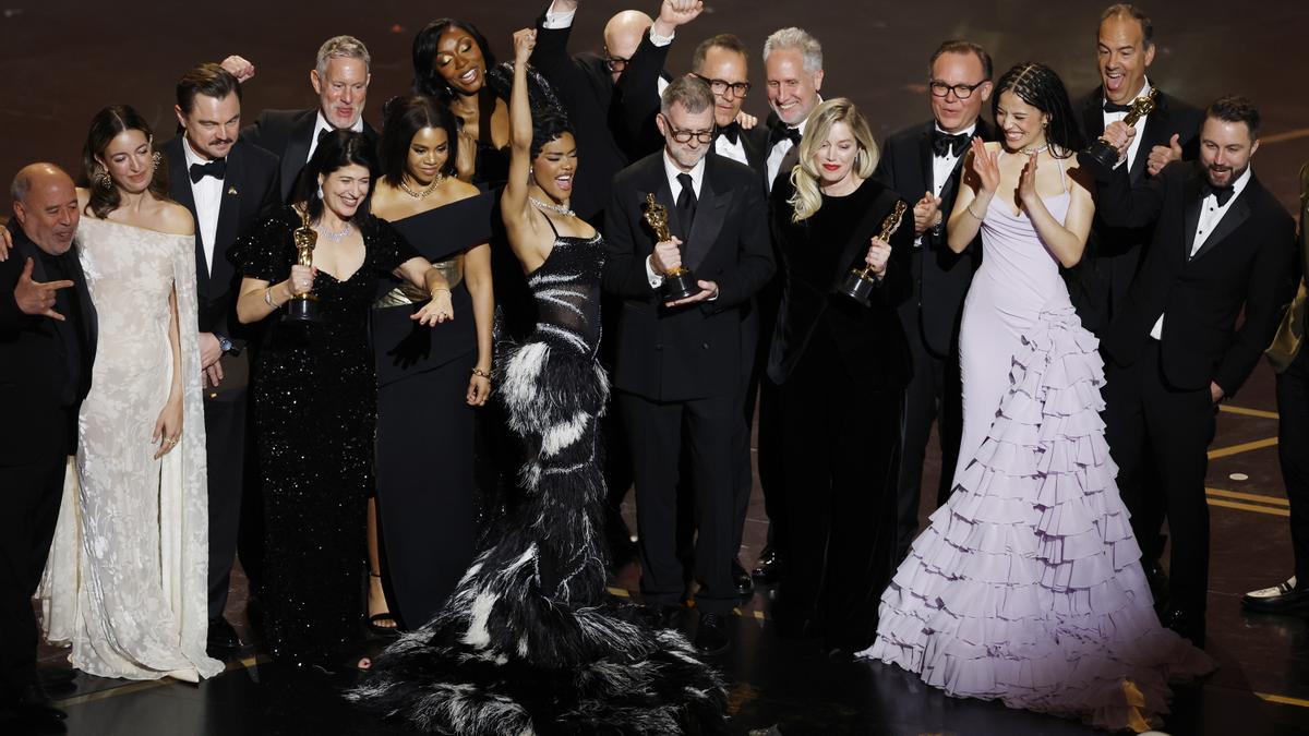 El equipo de 'Una batalla tras otra' tras ganar el Oscar a Mejor película.