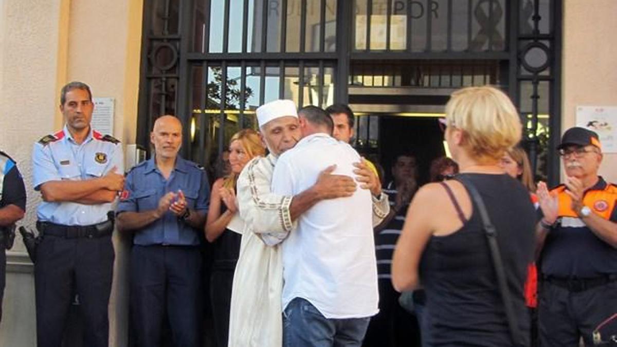 Abrazo entre el padre del menor fallecido en el atentado terrorista de La Rambla de Barcelona y un imán de Rubí, Dris Salym.