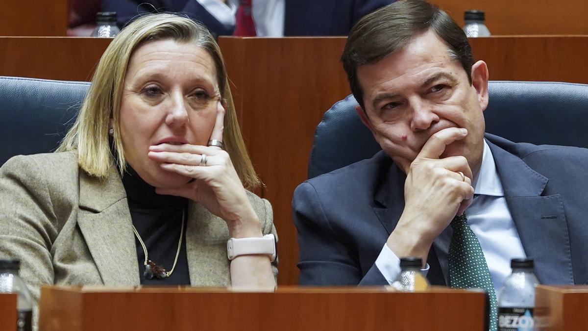 El presidente de Castilla y León, Alfonso Fernández Mañueco, junto a la vicepresidenta, Isabel Blanco.