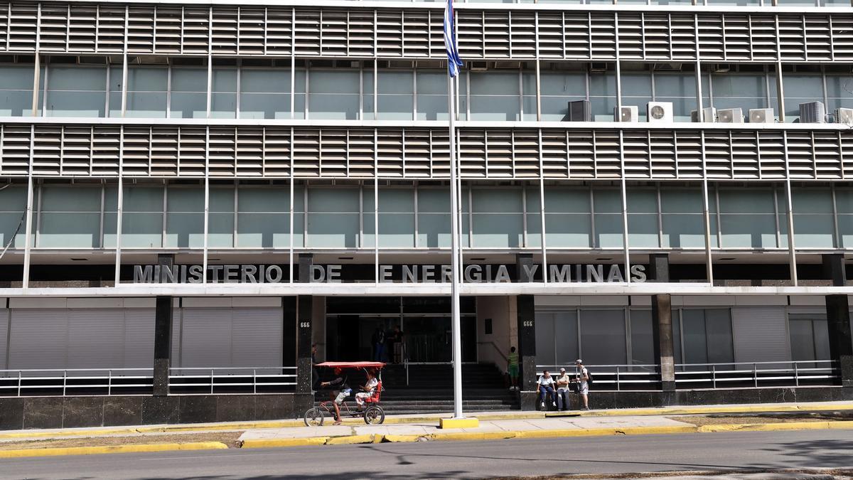 Personas transitan este lunes, frente al Ministerio de Energía y Minas, en La Habana (Cuba).