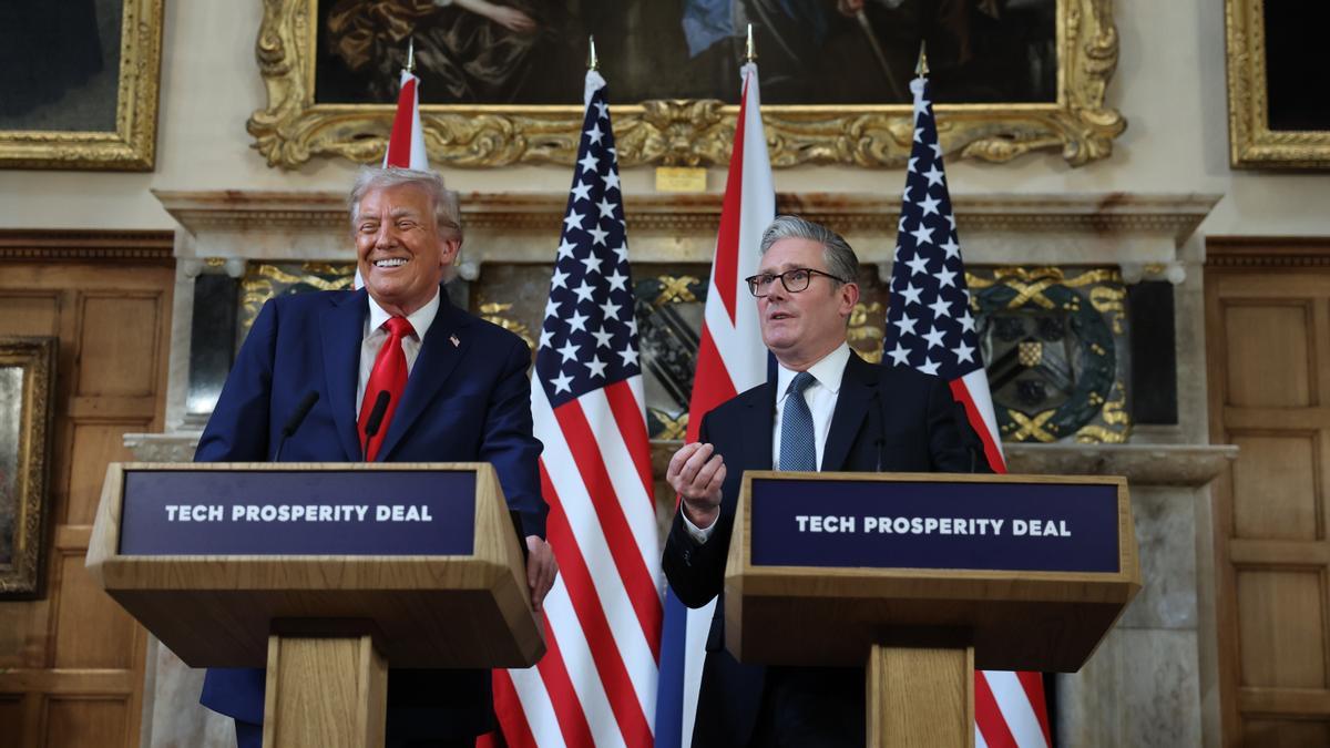 El presidente estadounidense Donald J. Trump y el primer ministro británico Keir Starmer asisten a una rueda de prensa en Chequers.