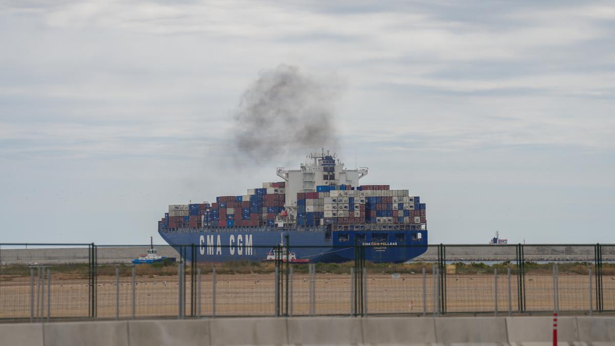 Un barco con contenedores en el puerto de Barcelona.