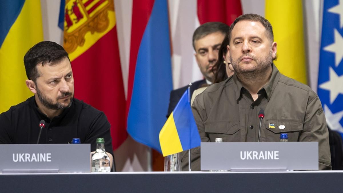 Andriy Yermak, exjefe de la Oficina del Presidente de Ucrania, y el presidente ucraniano Volodymyr Zelensky, en la Cumbre sobre la paz en Ucrania celebrada en Stansstad, cerca de Lucerna (Suiza), a 16 de junio de 2024.