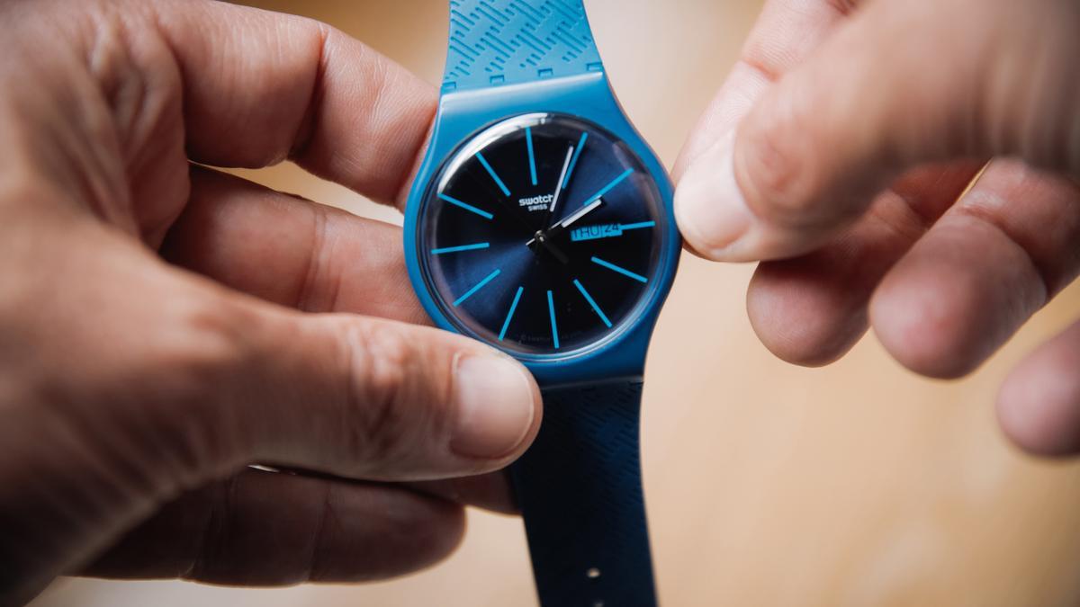 Archivo - Una persona cambia la hora con las manecillas de reloj, a 24 de marzo de 2022, en Madrid (España). En la madrugada del sábado 26 de marzo al domingo 27, las 02.00 horas serán las 03.00 horas. Desde hace 82 años, con la llegada de la primavera, e