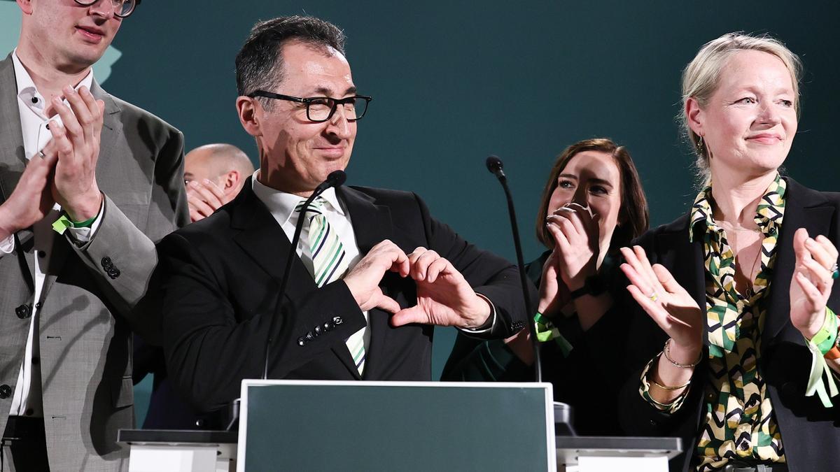 El candidato regional de Los Verdes (Die Gruenen) para las elecciones estatales de 2026 en Baden-Wuerttemberg, Cem Ozdemir (2-I), hace el gesto de un corazón.