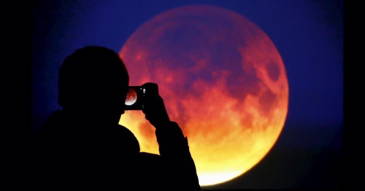Un eclipse total dejará hoy una luna roja al anochecer