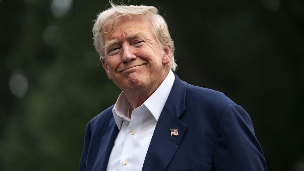 El presidente estadounidense, Donald Trump, sonríe tras descender del Marine One en el Jardín Sur de la Casa Blanca en Washington, D.C., EE. UU.