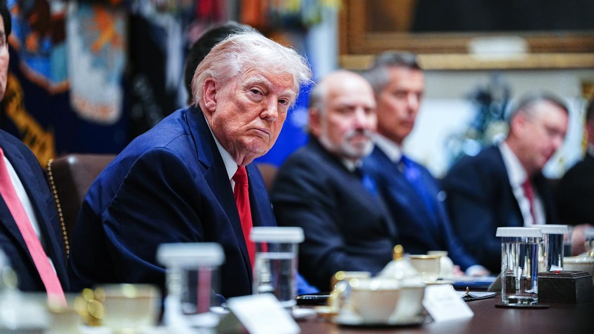 El presidente de Estados Unidos, Donald Trump, participa en la Sala del Gabinete de la Casa Blanca.
