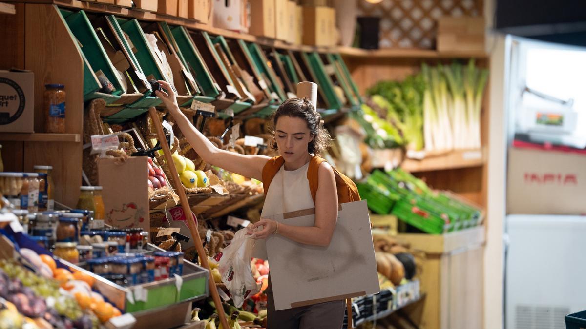 Archivo - Una dependienta trabaja en una frutería en Barcelona.