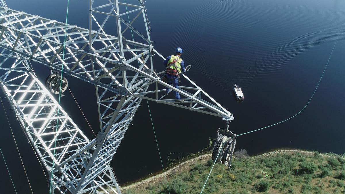 Foto de Archivo de una torre de alta tensión.