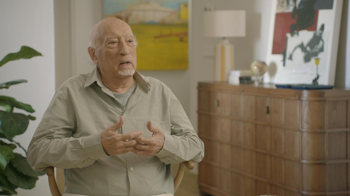 Manuel Vicent en un fotograma de 'Mañana seré feliz'.