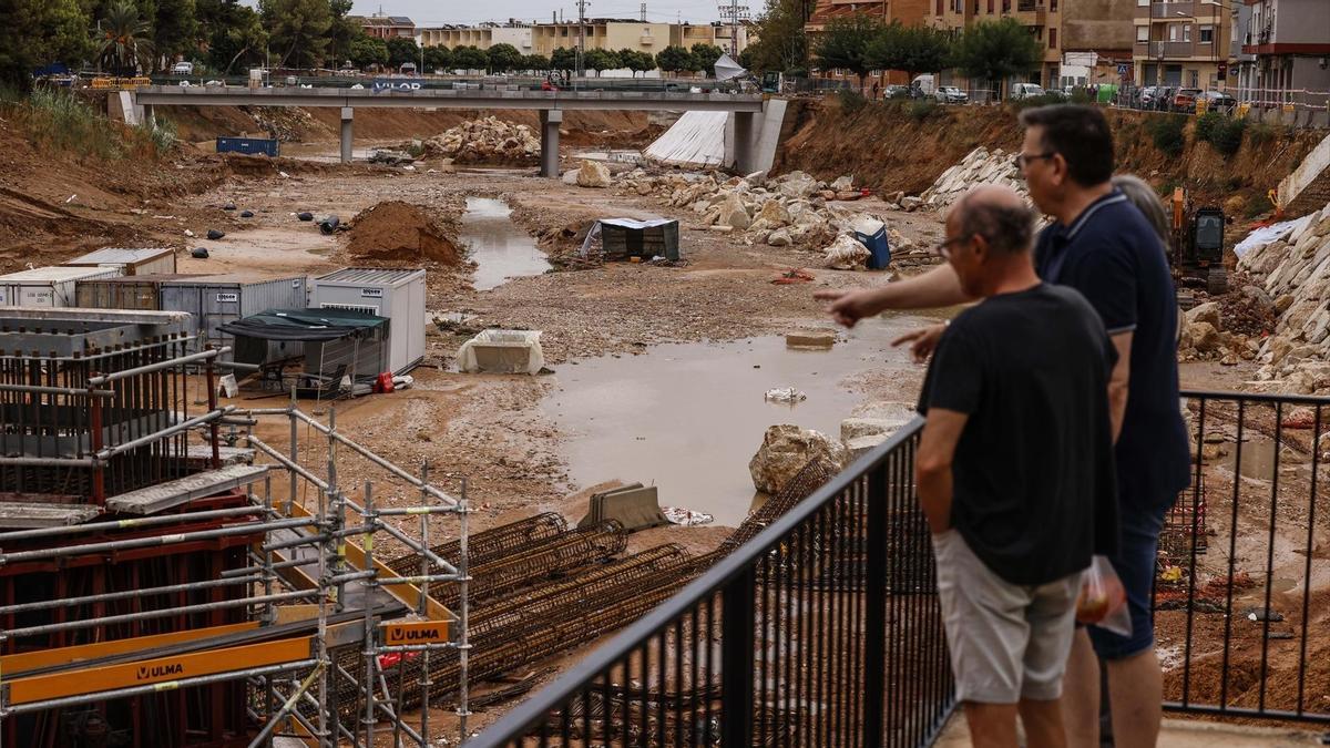 Dos hombres observan el barranco del Poyo tras las lluvias, a 29 de septiembre de 2025, en Paiporta, Valencia, Comunidad Valenciana.