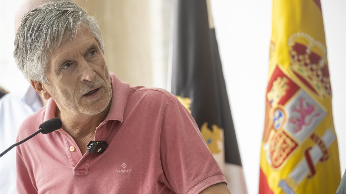 El ministro del Interior, Fernando Grande-Marlaska, ofrece declaraciones a los medios, en la sede de la Delegación del Gobierno, a 1 de agosto de 2026, en Ceuta (España).