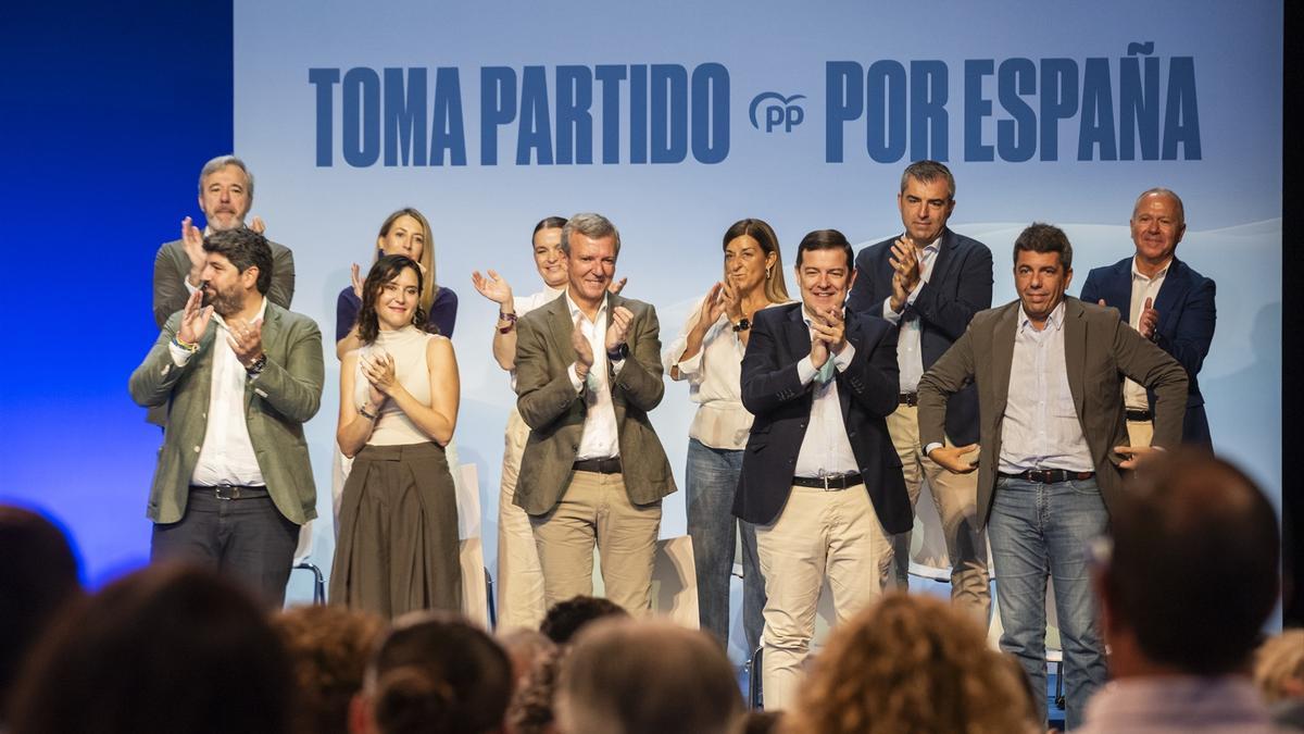 Los presidentes autonómicos del PP durante la clausura del acto de presentación de la ‘Declaración de la Región de Murcia’, en el Teatro Circo de Murcia, a 28 de septiembre de 2025, en Murcia (España).