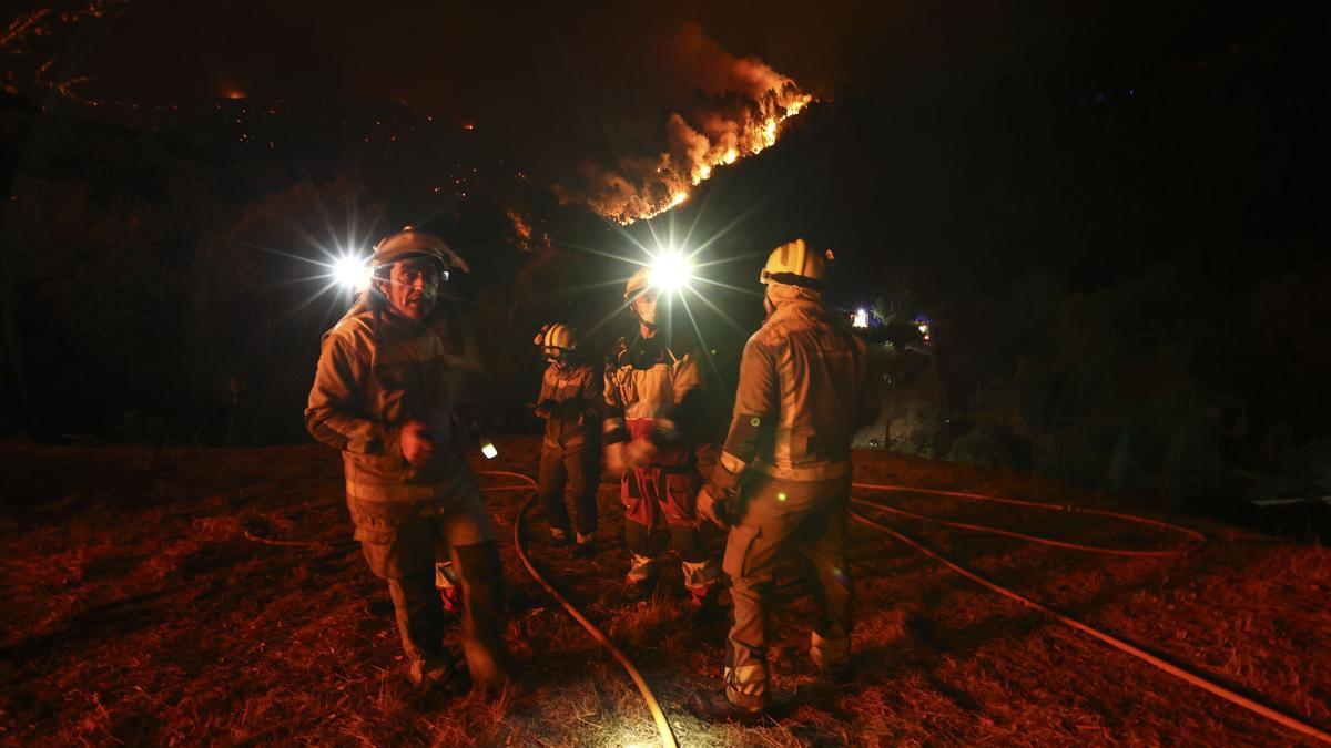 Bomberos forestales en la lucha contra el incendio en Aguasmestas, una parroquia del municipio de Quiroga, en la provincia de Lugo.