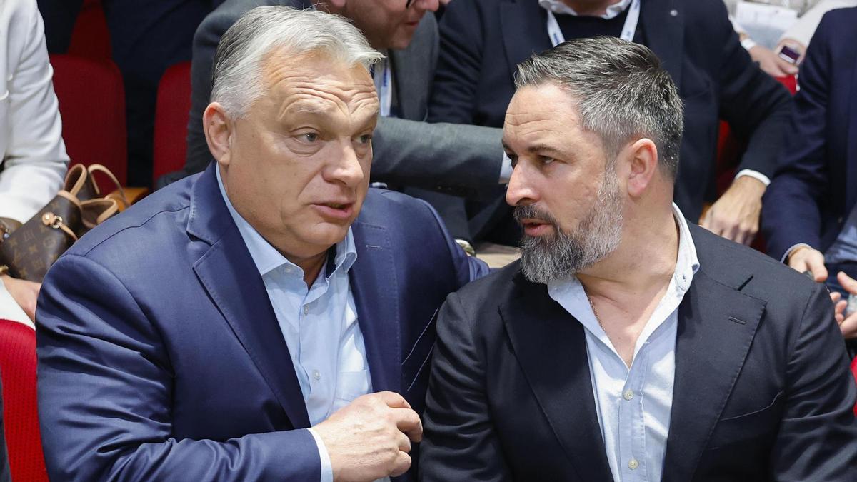 El presidente de Vox, Santiago Abascal (d), conversa con el hasta ahora primer ministro húngaro, Viktor Orbán, en la primera cumbre en Madrid de Patriotas.
