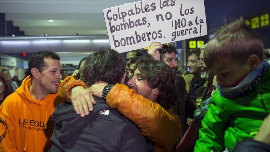 Los tres bomberos son recibidos por sus familiares y amigos.