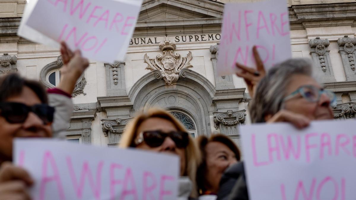 Centenares de personas se manifiestan frente al Supremo al grito de 