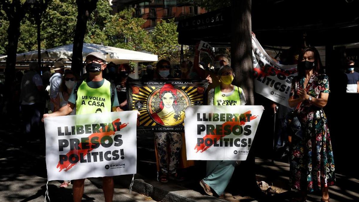 Concentración impulsada por la Plataforma 3 d'Octubre frente a la antigua sede de la conselleria de Economía.