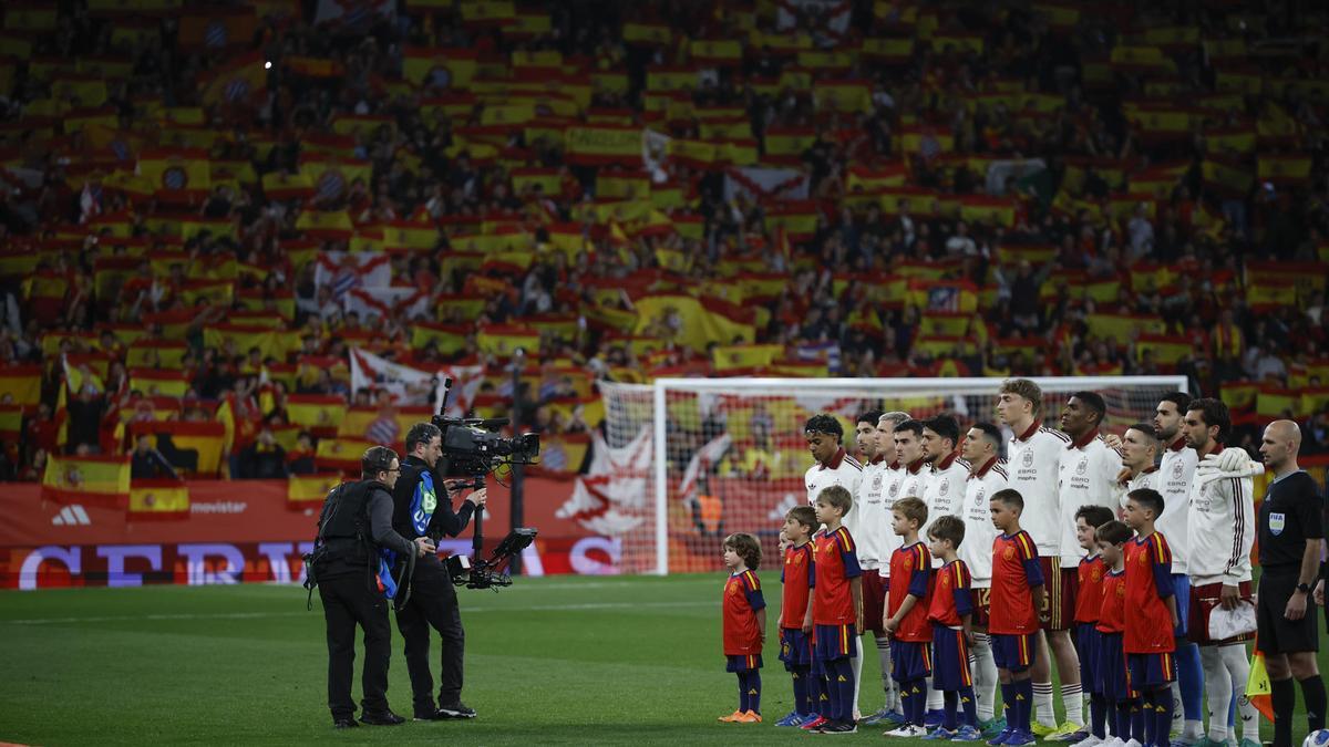 Los jugadores de la selección española momentos antes del partido amistoso que disputaron contra Egipto en el RCDE Stadium de Cornellá-El Prat.