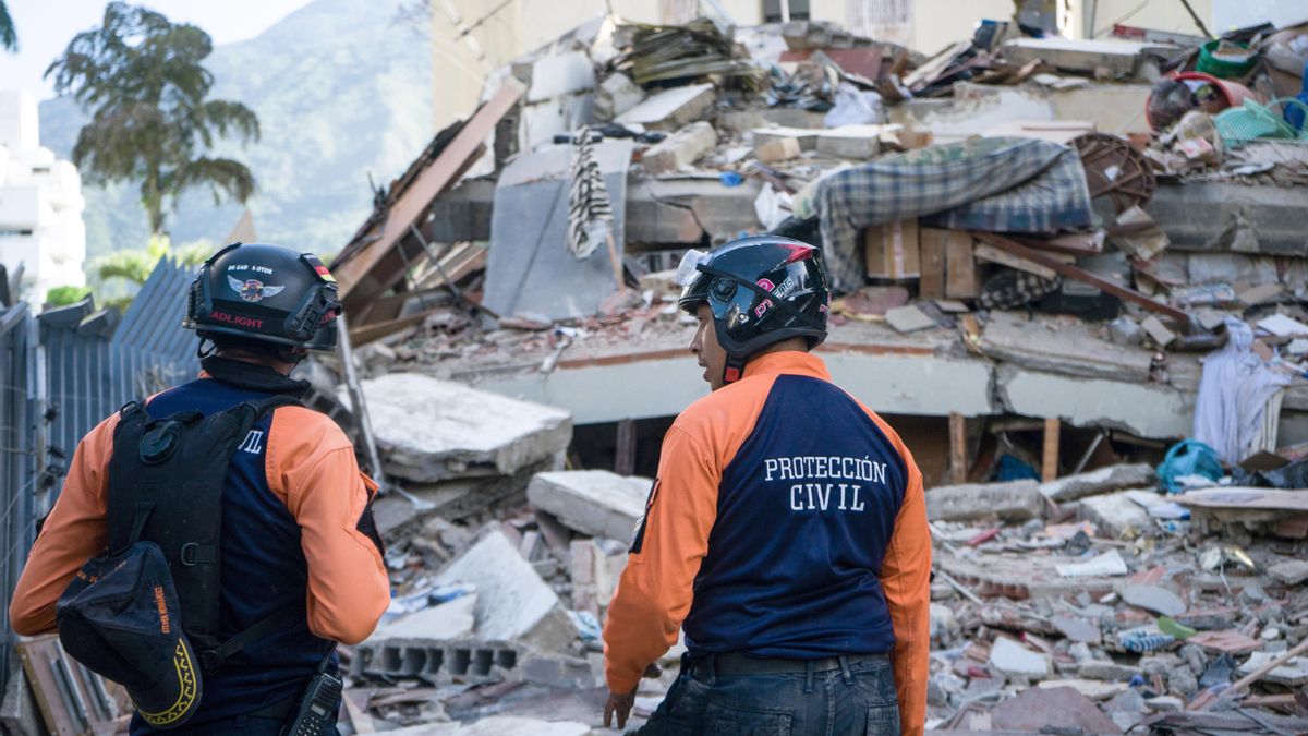 Integrantes de la Protección Civil participan en labores de búsqueda de supervivientes entre edificios colapsados en el este de Caracas (Venezuela)..
