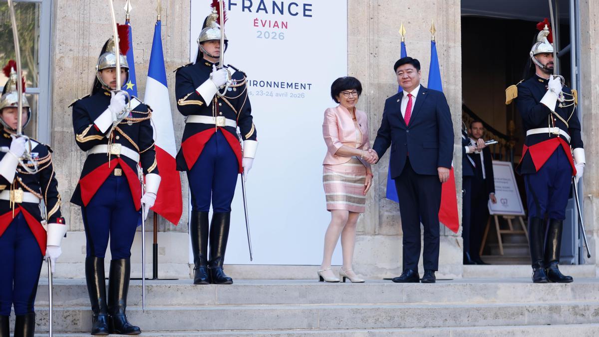 La ministra francesa de Transición Ecológica da la bienvenida al ministro de Medio Ambiente de Mongolia.