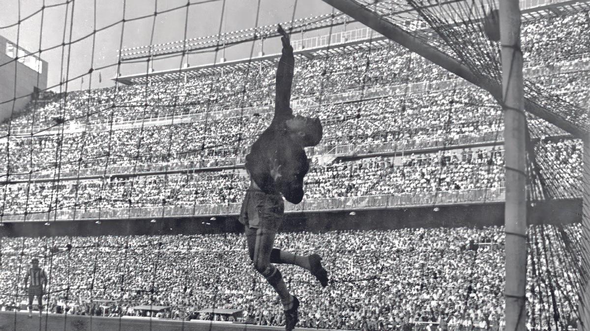 Gol (anulado) de Sándor Koksis en un Barcelona-Granada el 20 de junio de 1959.