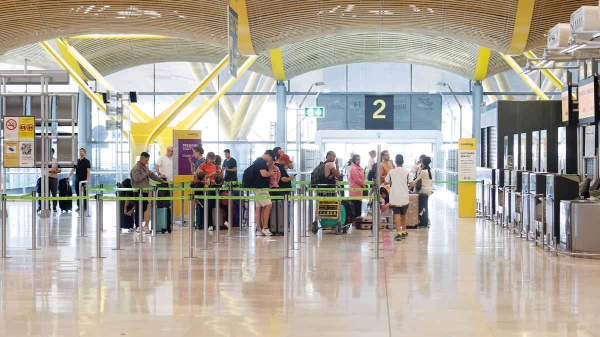 El Gobierno y asociaciones de consumidores llevan a la UE el litigio por el equipaje de mano en los aviones