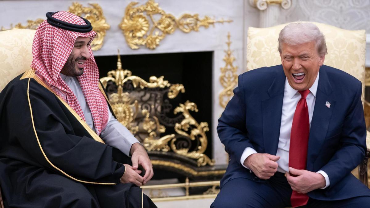 El presidente de Estados Unidos, Donald Trump, se reúne con el príncipe heredero saudí, Mohammed bin Salman, en el Despacho Oval de la Casa Blanca.