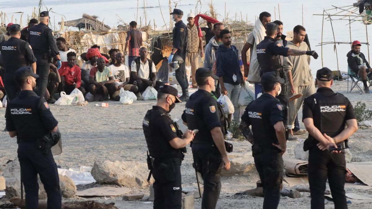 Policías proceden al desalojo de migrantes de la playa del Trampolín en Ceuta.