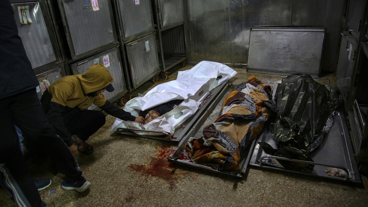 Los cuerpos de palestinos muertos en los ataques aéreos israelíes yacen en el hospital Al Shifa en la ciudad de Gaza.