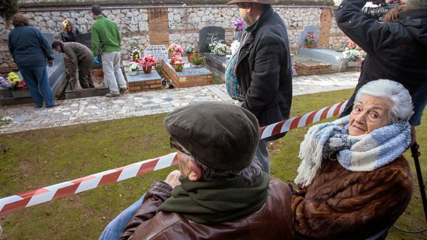 Ascensión Mendieta presenció este 19 de enero la exhumación de la fosa donde descansaba su padre, en Guadalajara.